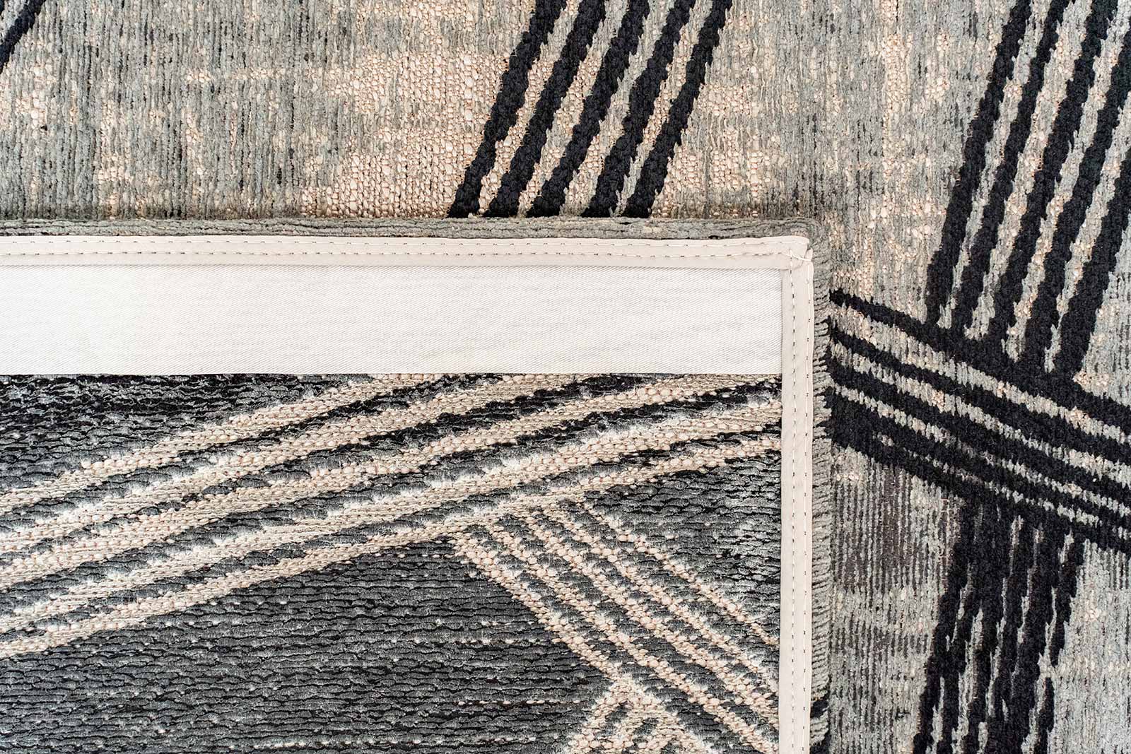 Louis De Poortere tapis Meditation 2066 Kanji Darkstreet back